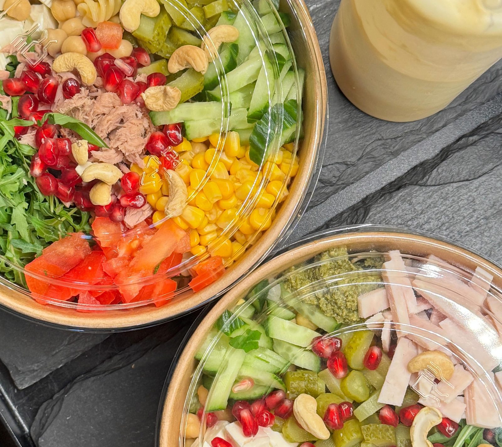 Bunte Bowls mit Salat, Kichererbsen und Gemüse