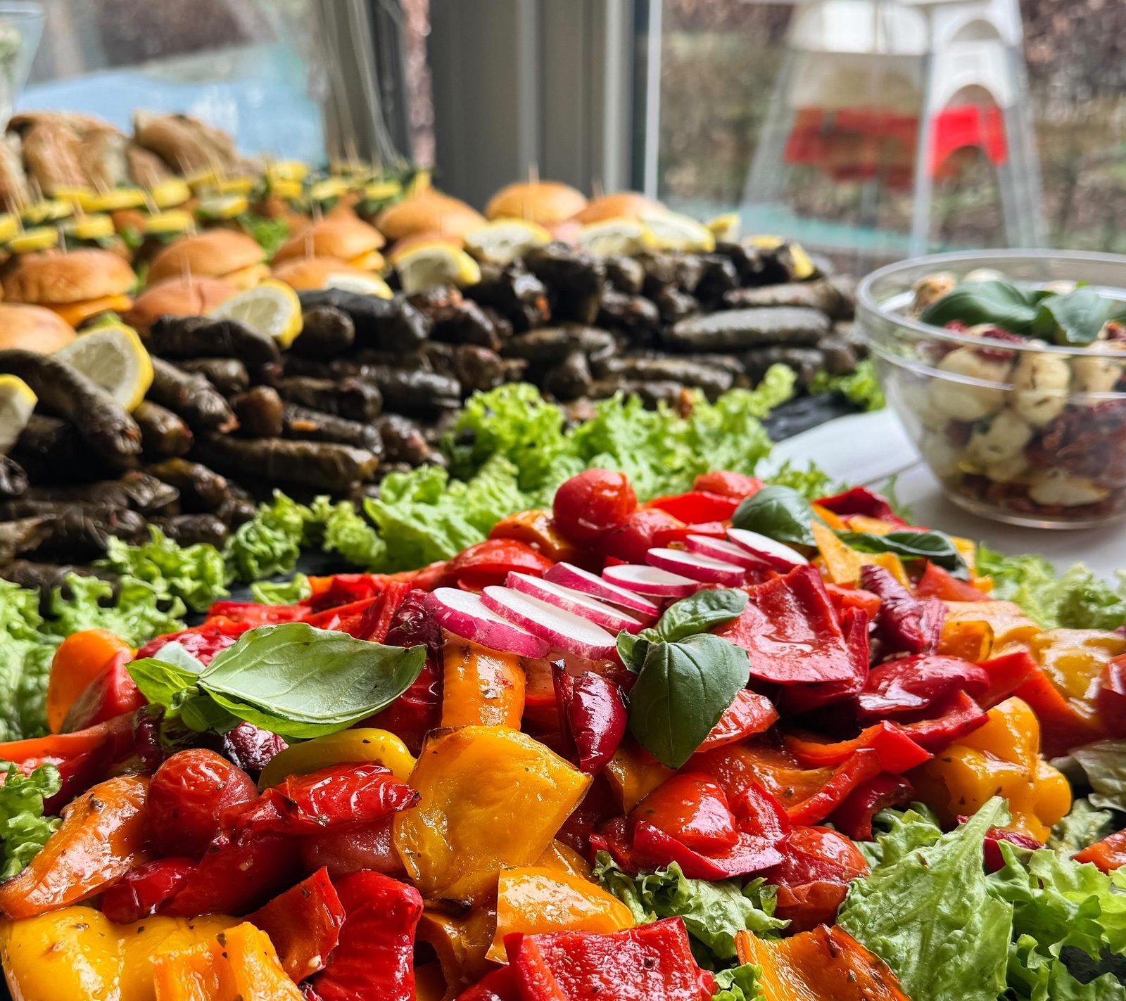 Festlich gedecktes Buffet im Café Yade