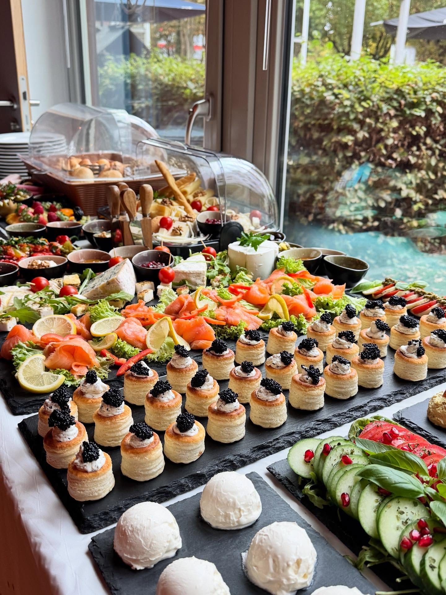 Platte mit Canapés, Blätterteighäppchen und Gemüse