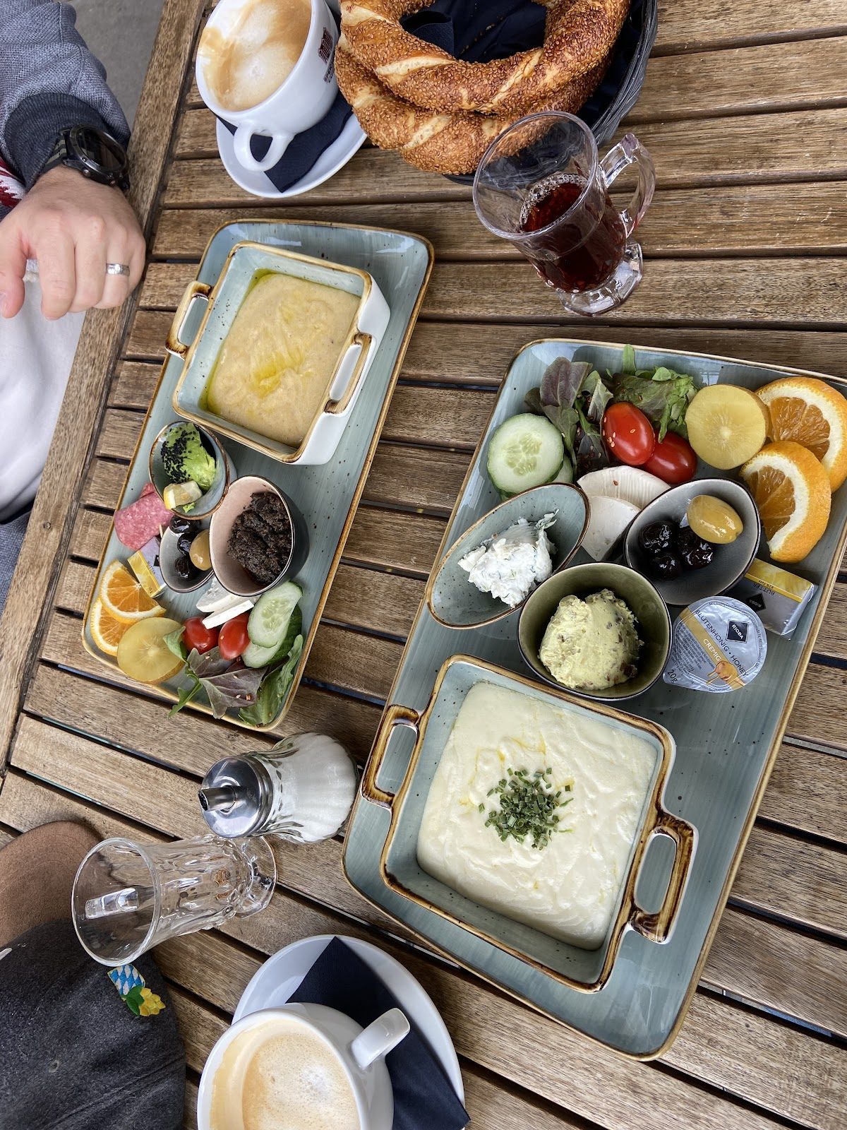 Frühstück mit Brot, Käse, Oliven und Eiern