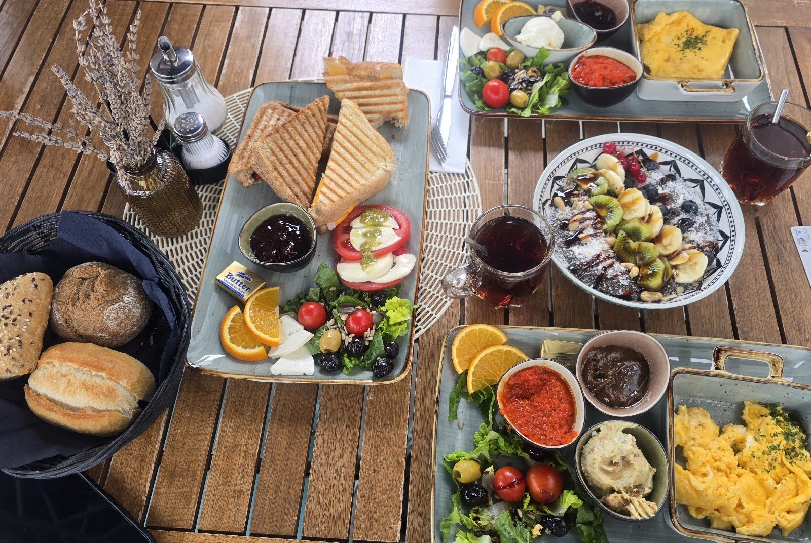 Frühstück im Café Yade mit Toast, Eierpfanne, Obst, Käse und Çay auf dem Terrassentisch