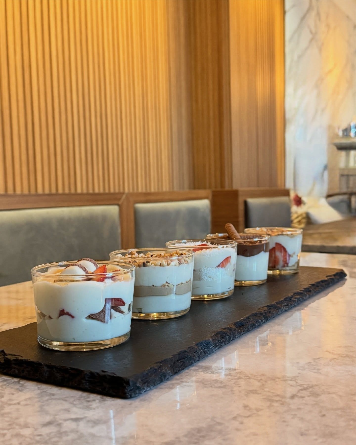 Hausgemachte Magnolia-Desserts auf der Marmortheke