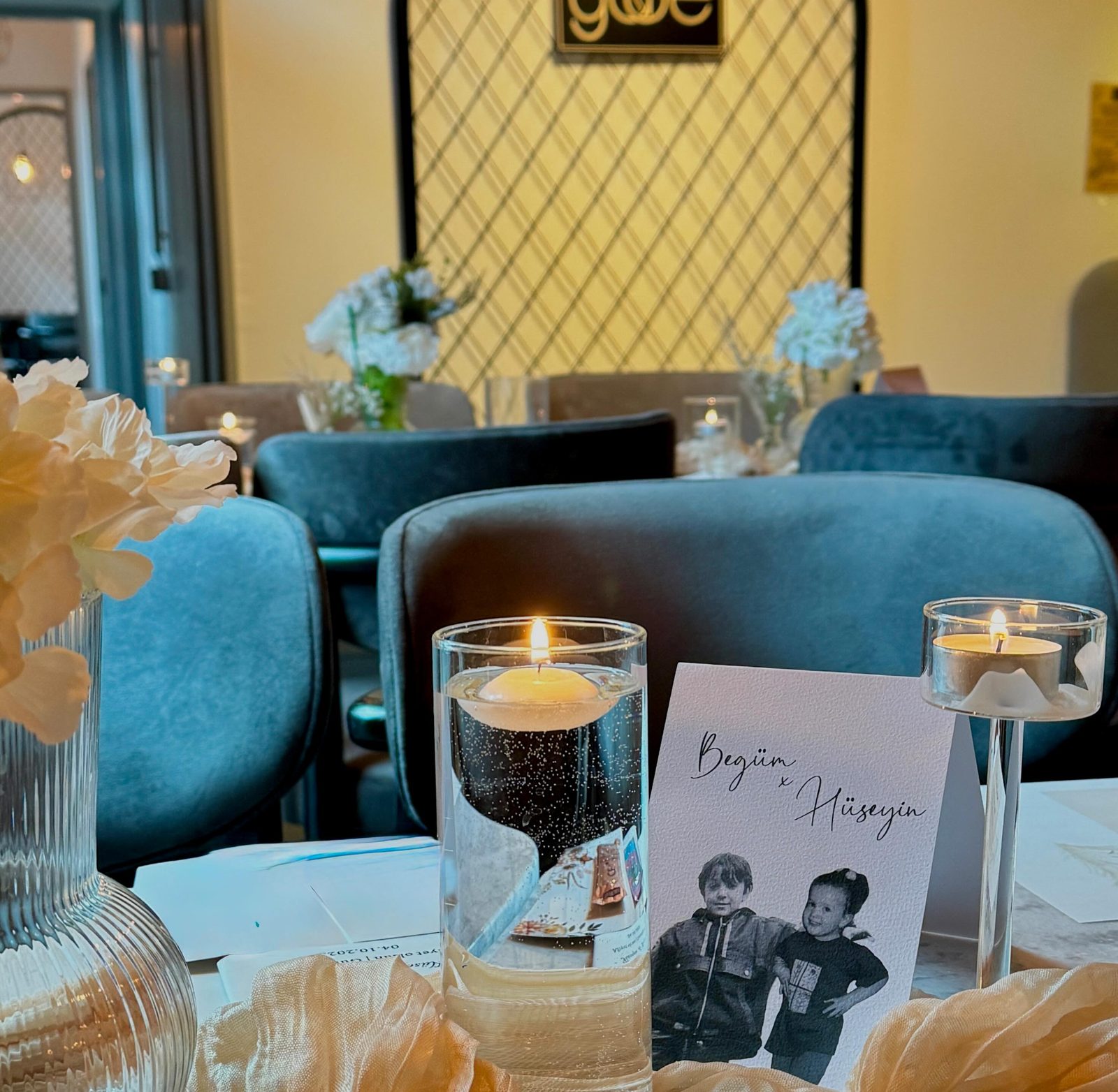 Festlich gedeckter Tisch zur Verlobung mit Kerzen und Blumen