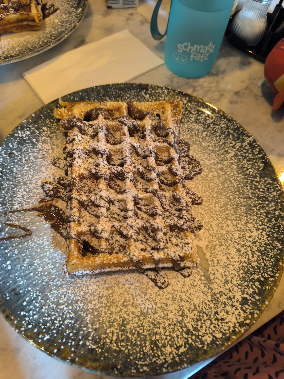 Waffel mit Puderzucker und Schokolade